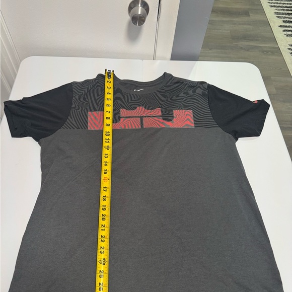 Nike Gray and Black Short Sleeve Tee - Picture 7 of 10